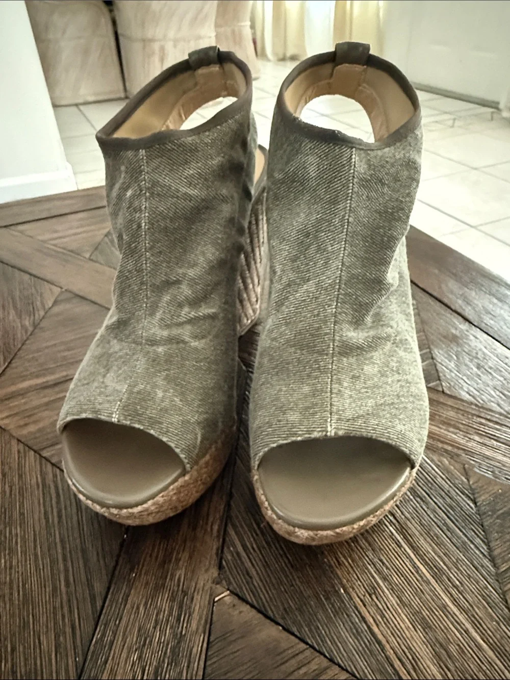Stuart Weitzman Glover Stretch Wedge Sandals Olive Green Peep Toe Size 9.5